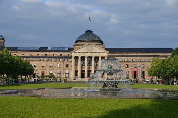 Foto Erfahren Sie, wann beim Immobilienverkauf in Wiesbaden Spekulationssteuer anfällt, wie die Zehnjahresfrist und Eigennutzung berücksichtigt werden und welche Kosten den steuerpflichtigen Gewinn beeinflussen. Foto Erfahren Sie, wann beim Immobilienverkauf in Wiesbaden Spekulationssteuer anfällt, wie die Zehnjahresfrist und Eigennutzung berücksichtigt werden und welche Kosten den steuerpflichtigen Gewinn beeinflussen.