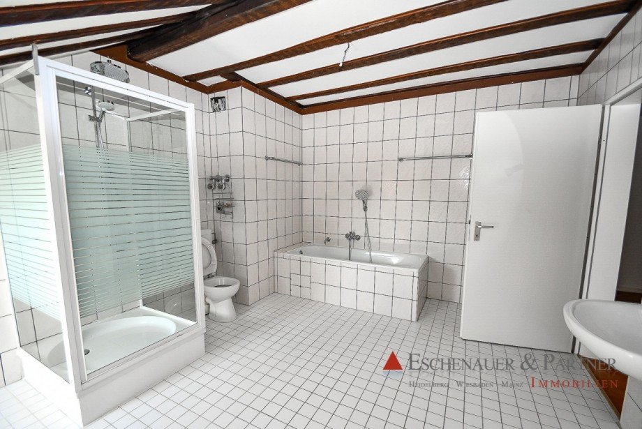 Bad Dachgeschosswohnung Wiesbaden