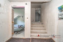 Flur DG ERSTBEZUG NACH SANIERUNG - Helle 3 Zimmer Dachgeschosswohnung in kleinem Mehrfamilienhaus