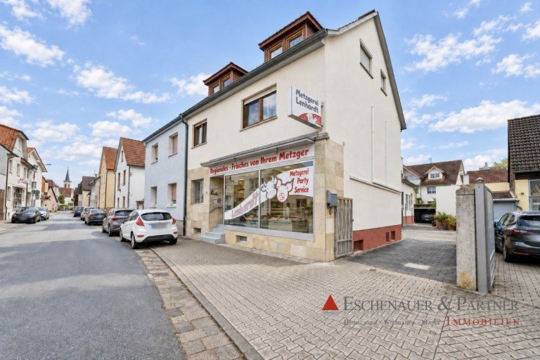 Ansicht Front Eppertshausen Haus Atraktives Wohn- und Gesch�ftsahaus mit kleinem Metzgereibetrieb und zwei Wohnungen im Herzen von Eppertshausen.