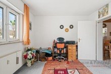 Kinderzimmer / B�ro WOHNUNG MIT VIEL POTENTIAL - Renovierungsbed�rftige 3 ZiKB mit Balkon, PKW-Stellplatz und Aufzug
