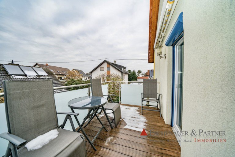 Balkon Eppelheim Etagenwohnung Gem�tliche 3 Zimmer Wohnung mit EBK und gro�em Sonnenbalkon in kleinem Zweifamilienhaus.