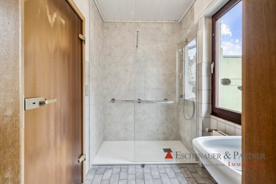 Badezimmer OG Zweifamilienhaus Wiesbaden