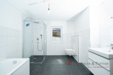 Badezimmer (aktueller Zustand) DAS BAUERNHAUS-PROJEKT - Individuelles Einfamilienhaus mit Potential in Heidelberg-Handschuhsheim