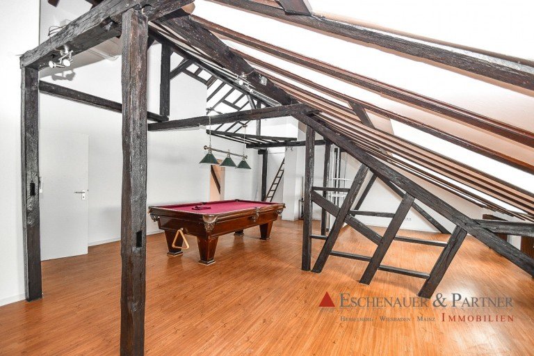 Wohnzimmer Wiesbaden Dachgeschosswohnung Klimatisierte DG Altbauwohnung in der Rheinstra�e - ohne Aufzug!