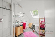 Badezimmer Helle Dachgeschosswohnung mit Einbauk�che und Tageslichtbad in ruhiger Wohnlage von Dossenheim