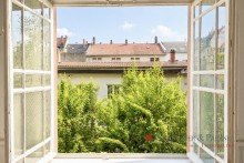 Fenster Hausflur Altbaucharme in Bestlage - Stilvolle 2,5-Zimmer-Wohnung mit Balkon in der Heidelberger Weststadt