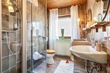 Bad EG WOHNIDYLLE IM GR�NEN - Gro�es Einfamilienhaus mit viel Potential