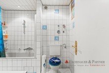 Badezimmer WOHNUNG MIT VIEL POTENTIAL - Renovierungsbed�rftige 3 ZiKB mit Balkon, PKW-Stellplatz und Aufzug