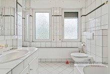Badezimmer OG Freistehendes Einfamilienhaus in Wiesbaden mit sch�nem gro�en Grundst�ck