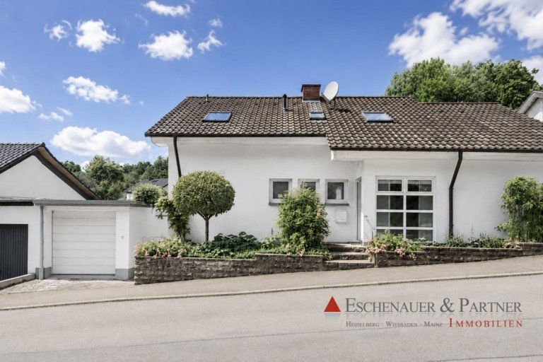 Hausansicht Heidelberg Einfamilienhaus Familiengl�ck im Gr�nen: Gro�z�giges Haus mit Gartenparadies in Heidelberg-Ziegelhausen