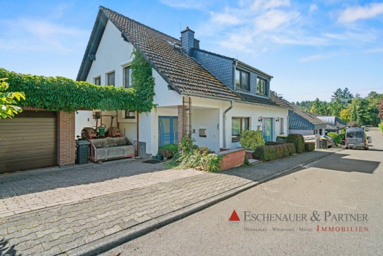 Hausansicht Taunusstein Zweifamilienhaus Sonnig gelegenes Ein- Zweifamilienhaus in idyllischer Lage von Taunusstein!