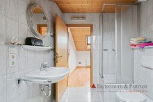 Badezimmer DG Freistehendes Einfamilienhaus in Wiesbaden mit sch�nem gro�en Grundst�ck