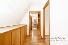 Flur (aktueller Zustand) DAS BAUERNHAUS-PROJEKT - Individuelles Einfamilienhaus mit Potential in Heidelberg-Handschuhsheim