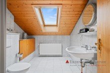 Badezimmer DG Freistehendes Einfamilienhaus in Wiesbaden mit sch�nem gro�en Grundst�ck