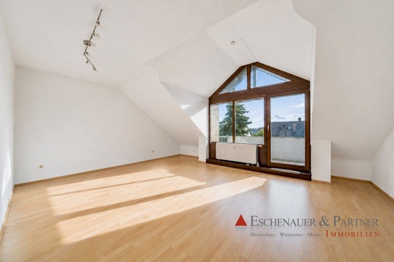 Wohnzimmer (altes Bild) Reilingen Dachgeschosswohnung Gro�z�gige 2 Zimmer-Dachgeschosswohnung mit Loggia, Einbauk�che und 2 PKW-Stellpl�tzen