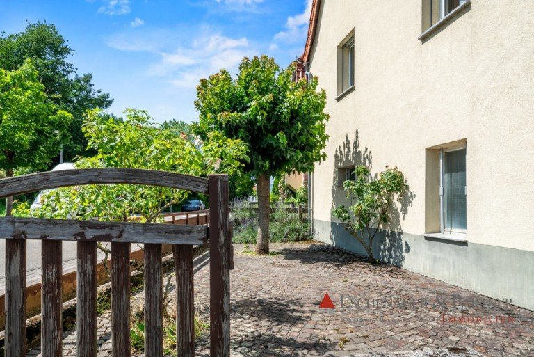 Vorgarten Mauer Einfamilienhaus WOHNIDYLLE F�R DIE KLEINFAMILIE - Teilsaniertes Bauernhaus mit viel Abstellfl�che in Feldrandlage