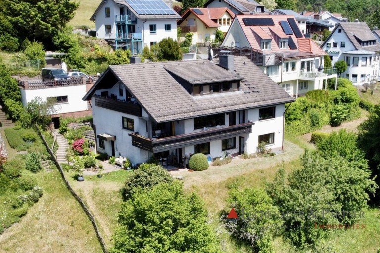 Luftaufnahme Wilhelmsfeld Mehrfamilienhaus Panoramablick in Bestlage: Gro�es Dreifamilienhaus auf 1.218 m� Grundst�ck f�r Eigennutzer & Anleger