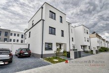 Stra�enansicht NEUBAU-ERSTBEZUG! Helles Reihenendhaus mit gro�em Garten in Hochheim am Main